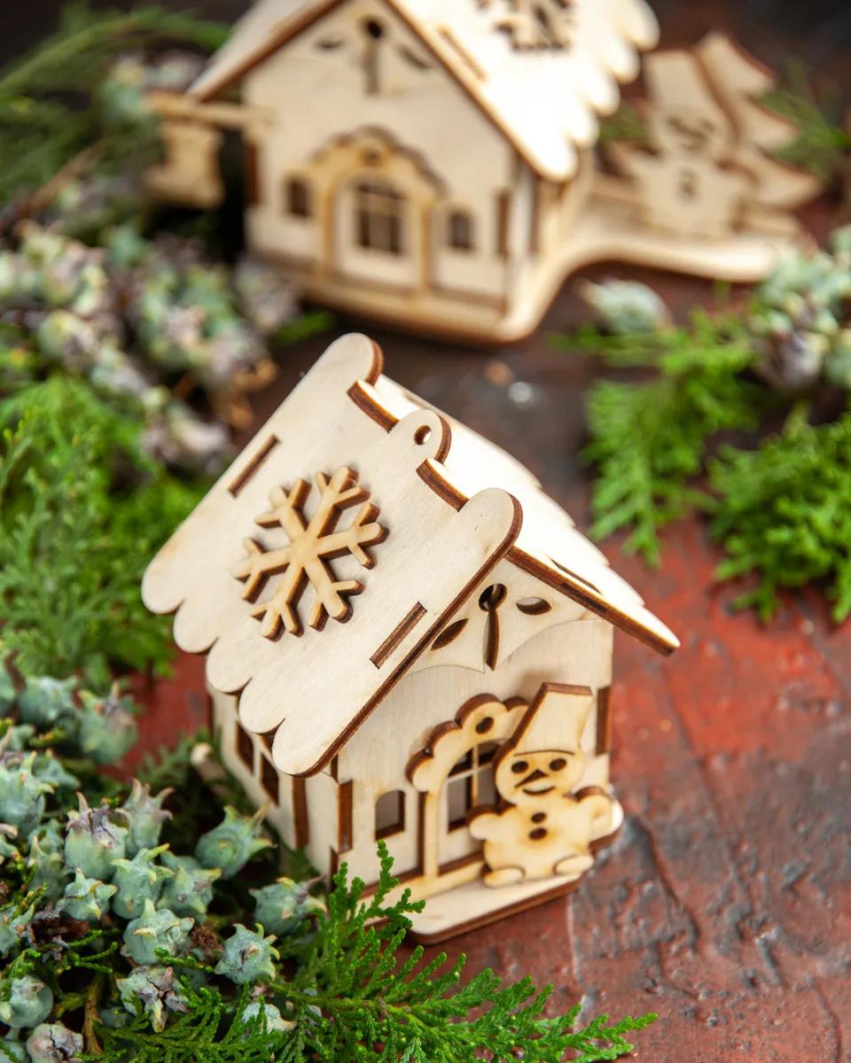 Casa aconchegante decorada com casinhas de madeira e ramos de pinheiro